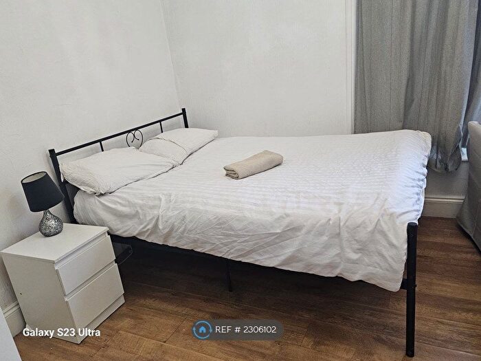 Studio To Rent In First Floor, Bristol, BS8 - Photo 2