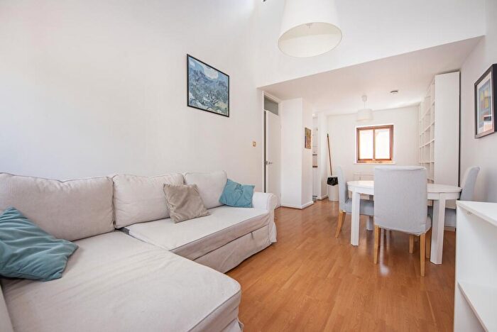 1 Bedroom Apartment To Rent In Ram Passage, KT1