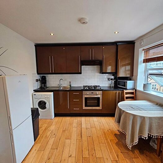 2 Bedroom Flat To Rent In Bethnal Green Road, London, E2