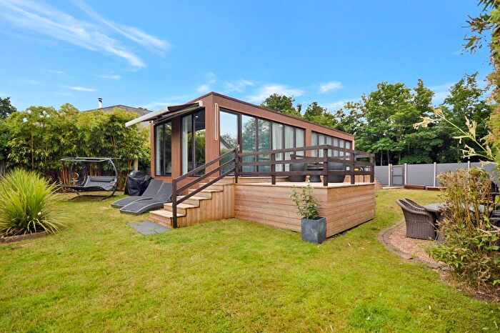 1 Bedroom Detached House For Sale In Wey Meadows, Weybridge, Surrey, KT13