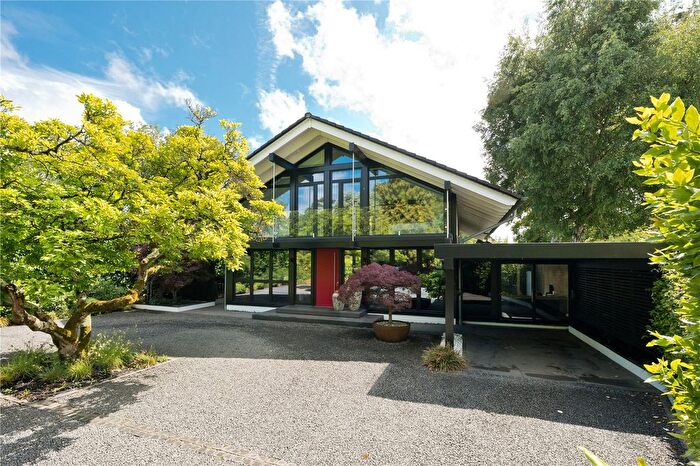 3 Bedroom Detached House For Sale In Woburn Hill, Addlestone, Surrey, KT15