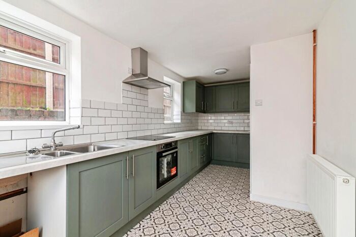 3 Bedroom Semi-Detached House For Sale In Stoneacre, Nottingham, Nottinghamshire, NG5