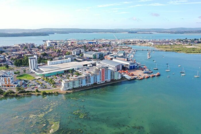 2 Bedroom Flat For Sale In Lifeboat Quay, Poole, BH15
