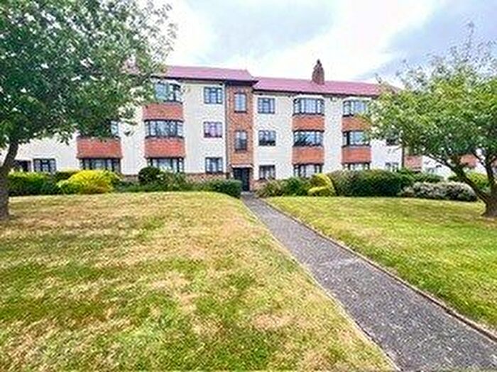 2 Bedroom Flat To Rent In Friern Park, London, N12
