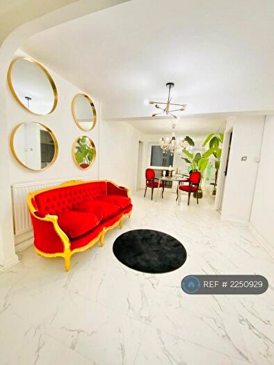 3 Bedroom Flat To Rent In Blackbush Close, Sutton, SM2