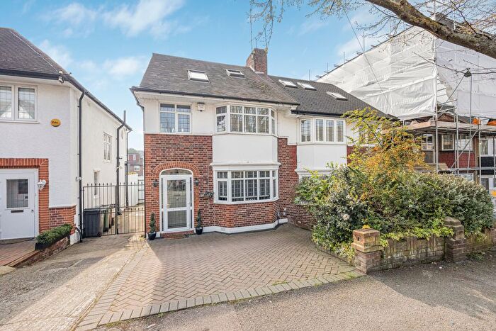 4 Bedroom Semi Detached House For Sale In Leadale Avenue, Chingford, E4