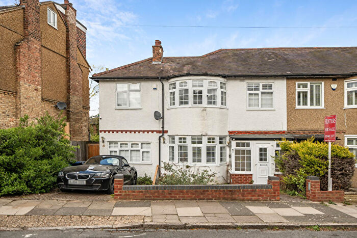 4 Bedroom Semi-Detached House For Sale In Cedar Avenue, East Barnet, Barnet, Greater London, EN4