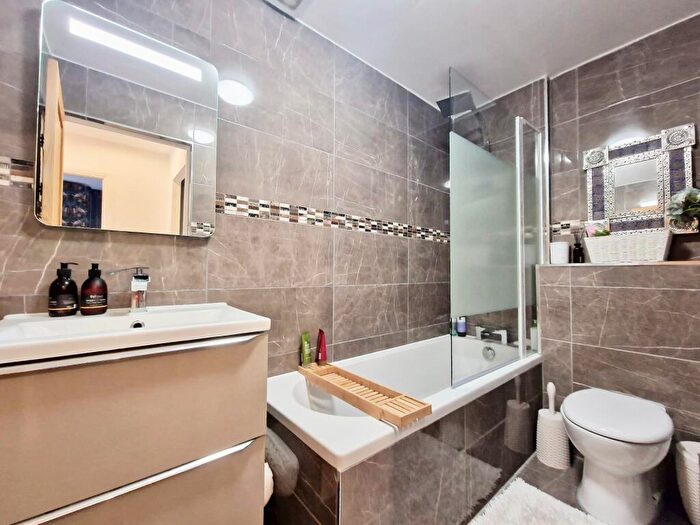 2 Bedroom Apartment To Rent In The Borough, Farnham, GU9