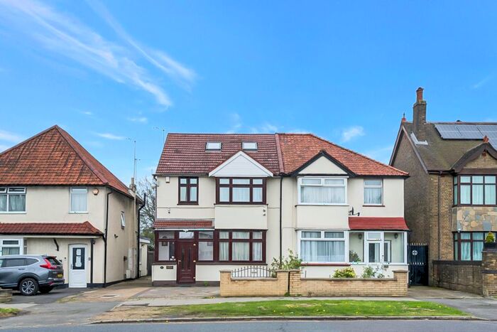 4 Bedroom Semi-Detached House To Rent In Petts Hill, Northolt, UB5