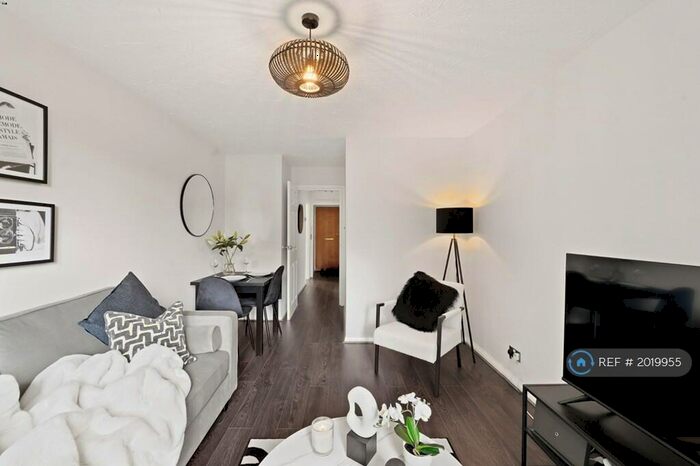 1 Bedroom Flat To Rent In Walton Lodge, London, E18