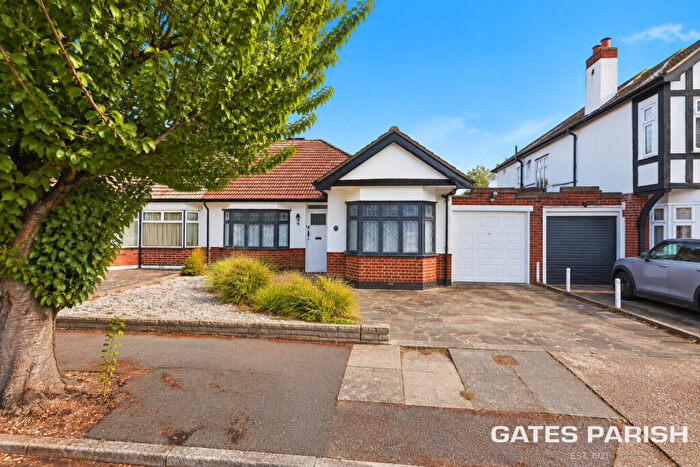 3 Bedroom Semi-Detached Bungalow For Sale In Roxburgh Avenue, Upminster, RM14