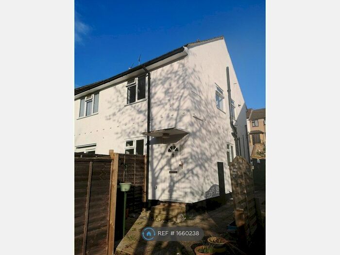 2 Bedroom Flat To Rent In Ankerdine Crescent, London, SE18