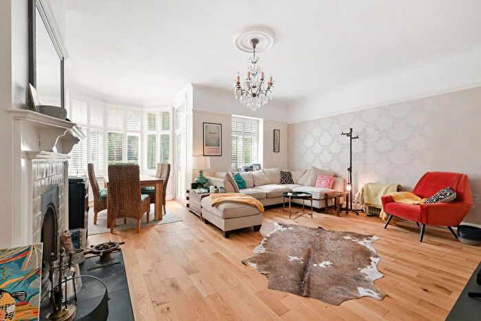 2 Bedroom Flat For Sale In The Glade, Kingswood, KT20