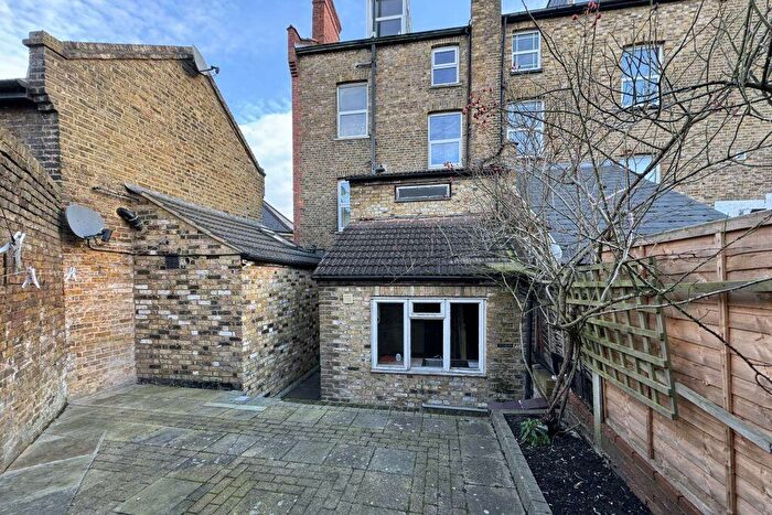 2 Bedroom Flat For Sale In Manor Road, Wallington, Surrey, SM6