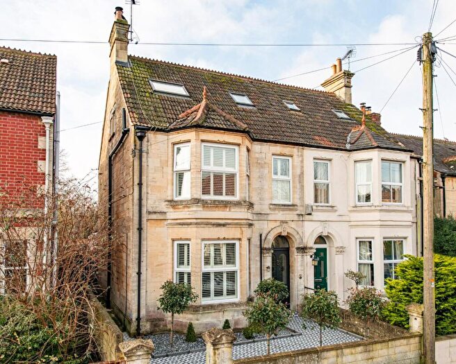 5 Bedroom Semi Detached House For Sale In Avenue Road, Trowbridge, BA14