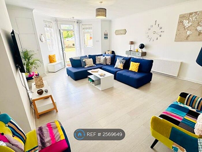 3 Bedroom Flat To Rent In Clarence Parade, Portsmouth, PO5