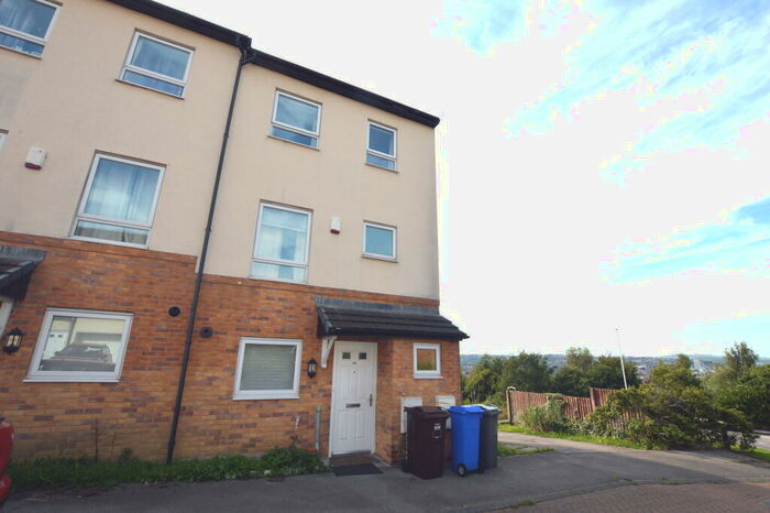 4 Bedroom Town House To Rent In Kenninghall View, Norfolk Park, Sheffield, S2