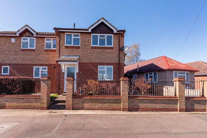 3 Bedroom Semi-Detached House For Sale In Courthouse Road, Maidenhead, SL6