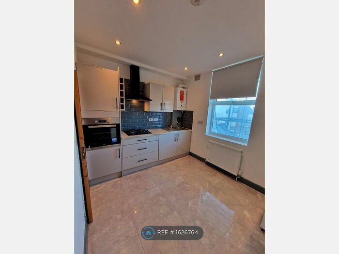 2 Bedroom Flat To Rent In Upper Tooting Road, London, SW17