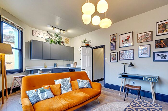 2 Bedroom Flat To Rent In Broomwood Road, London, SW11