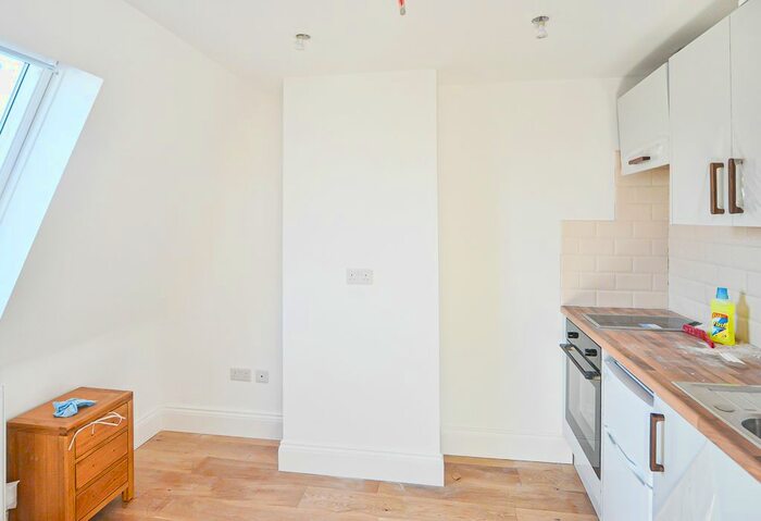 Studio To Rent In Martaban Road, London, N16