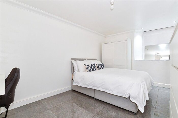 1 Bedroom Flat For Sale In St. George's Square, Maidstone, Kent, ME16