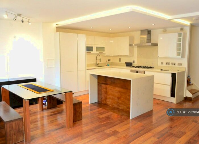 3 Bedroom Flat To Rent In Leeward Court, London, E1W