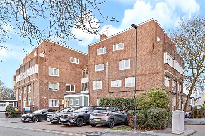 2 Bedroom Flat For Sale In Stuart Crescent, Wood Green, N22