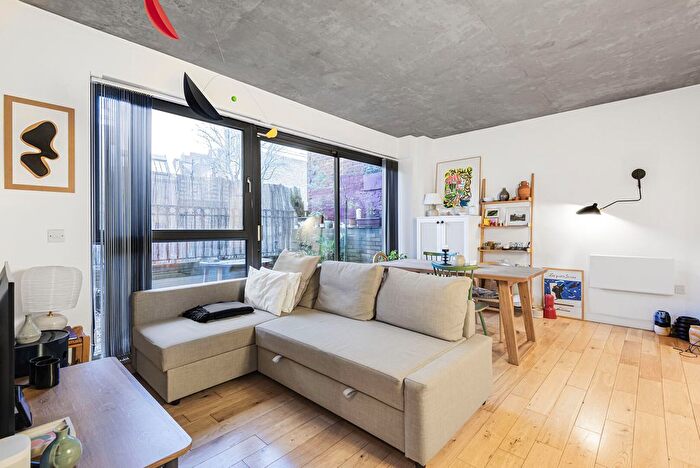 2 Bedroom Flat For Sale In Coleman Fields, Islington, London, N1
