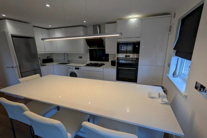 2 Bedroom Flat To Rent In Delfont Close, Crawley, RH10