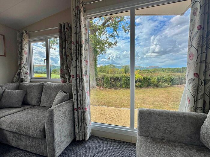 3 Bedroom Mobile/park Home For Sale In Oakmere Park, Hanley Swan, Worcester, WR8