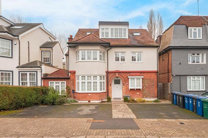 3 Bedroom Flat To Rent In Ravenscroft Avenue, Golders Green, NW11