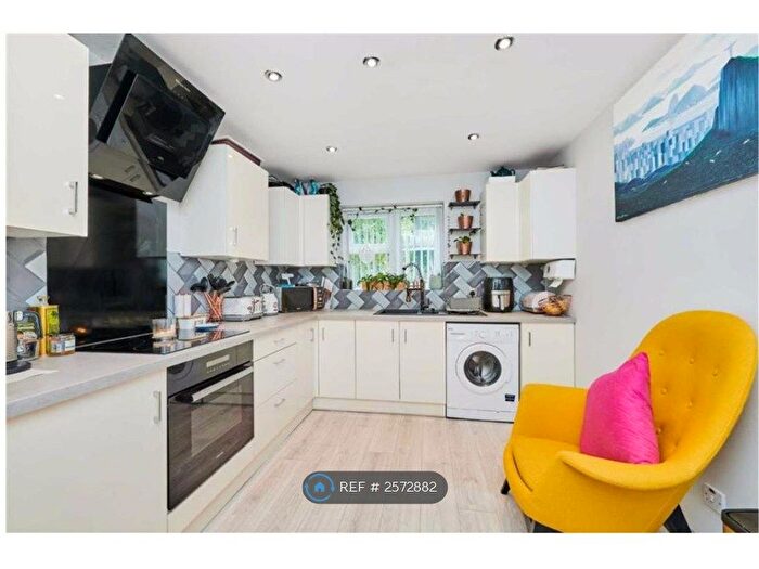 2 Bedroom Flat To Rent In Rembrandt Court, London, SE16