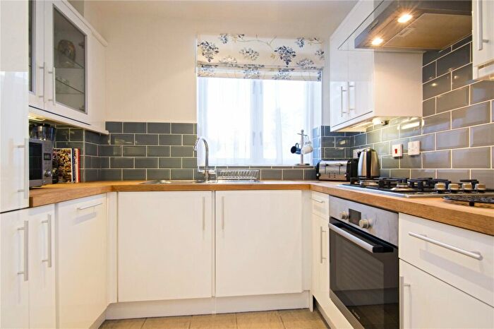 2 Bedroom Flat To Rent In Island Row, Limehouse, London, E14