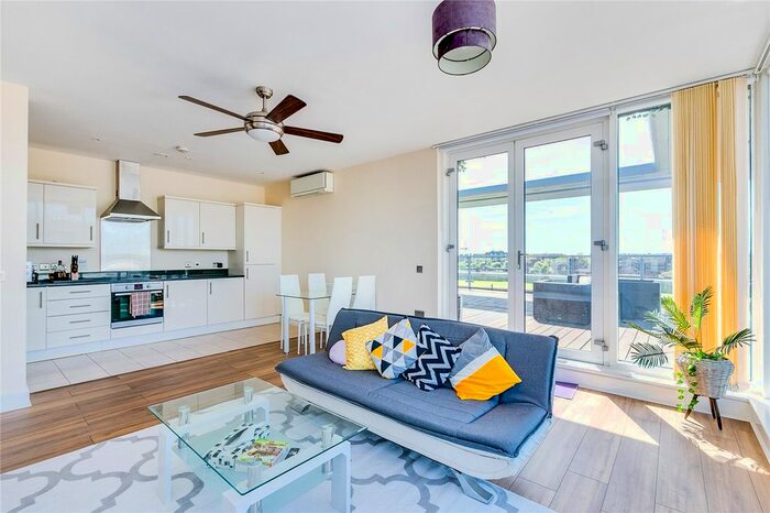 2 Bedroom Flat To Rent In Gooch House, - Glenthorne Road, W6