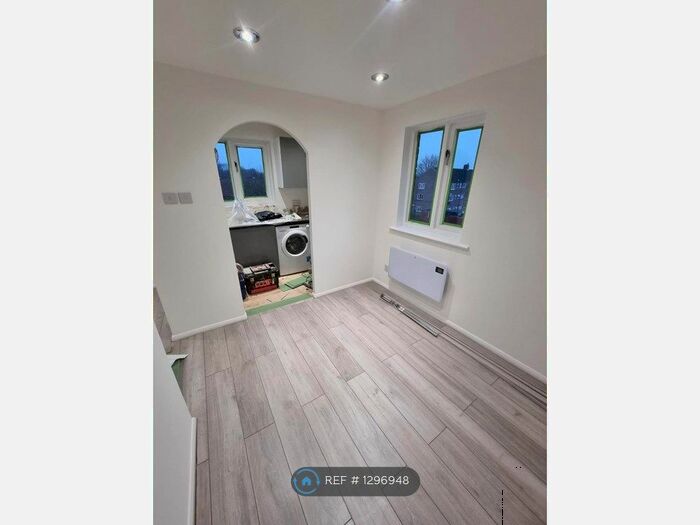Studio To Rent In Magpie Close, Enfield EN1