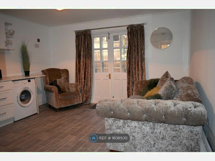 4 Bedroom Flat To Rent In Hendonwood Lane, London, NW7