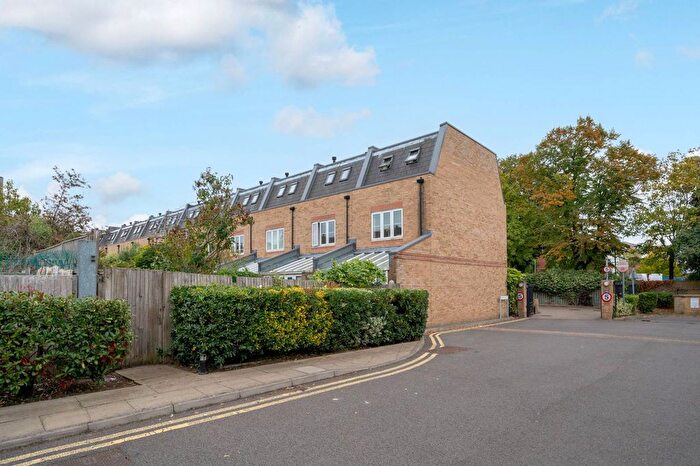 3 Bedroom Terraced House To Rent In Hepdon Mews, Tooting Broadway, London, SW17