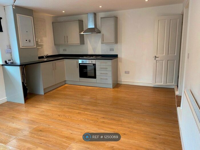 1 Bedroom Flat To Rent In Hollingwood Lane, Bradford BD7