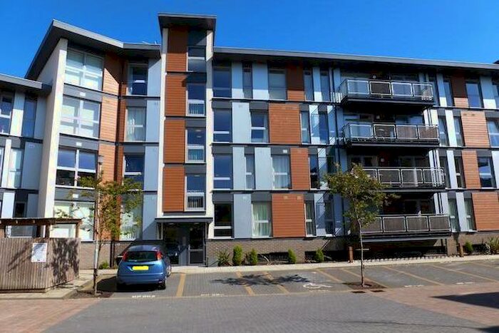 2 Bedroom Flat To Rent In Howlands Court, Commonwealth Drive, Three Bridges, RH10