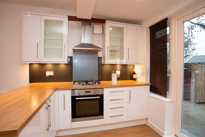 2 Bedroom Flat To Rent In Cannon Hill Lane, London, SW20
