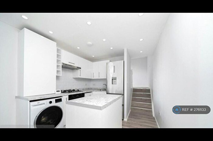 3 Bedroom Flat To Rent In Ballards Lane, London, N3