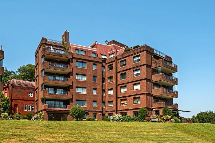 3 Bedroom Flat For Sale In Lythe Hill Park, Haslemere, GU27