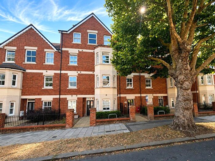 2 Bedroom Flat For Sale In Pembroke Court, Warwick Avenue, Bedford, MK40