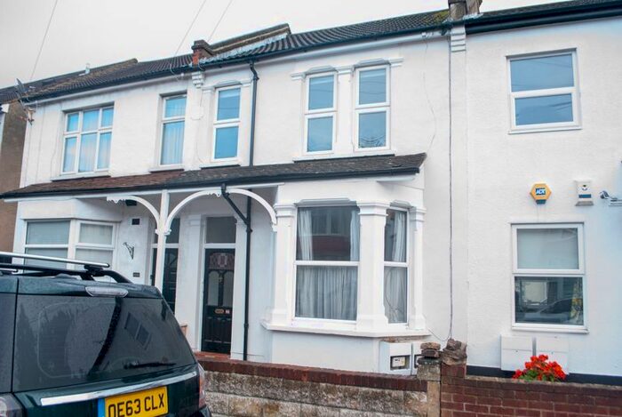 1 Bedroom Flat To Rent In Oakleigh Park Drive, Leigh-On-Sea, SS9