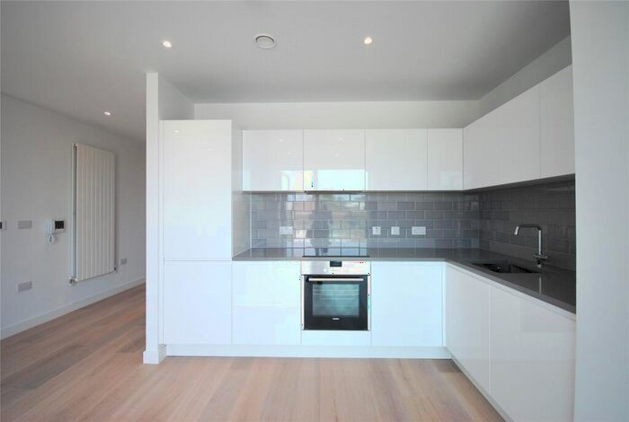 Flat To Rent In Fairwater House, Bonnet Street, E16