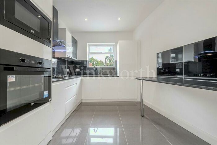 3 Bedroom Apartment To Rent In Hallswelle Road, London, NW11