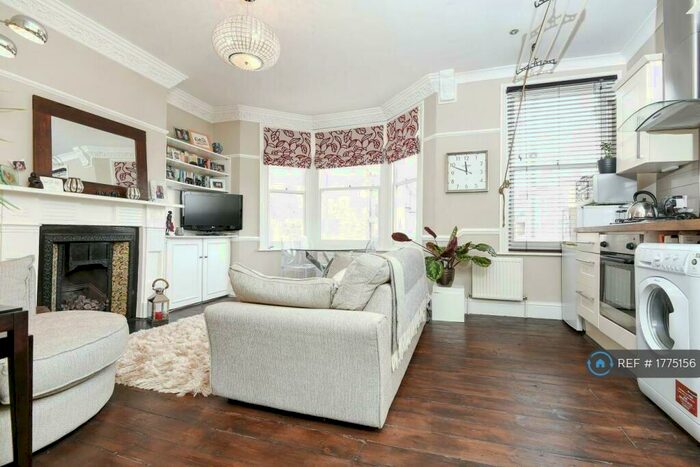 2 Bedroom Flat To Rent In Clapham Junction, London, SW11