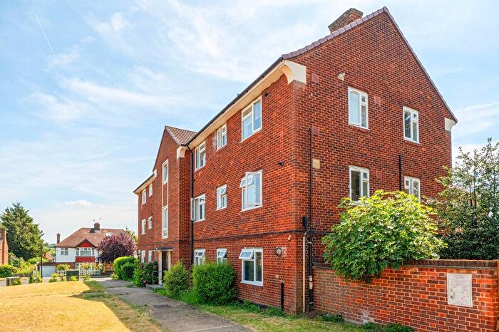3 Bedroom Flat For Sale In Blackmore Road, Buckhurst Hill, IG9