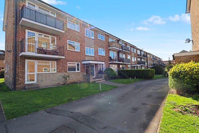2 Bedroom Flat For Sale In Verona Drive, Surbiton, KT6